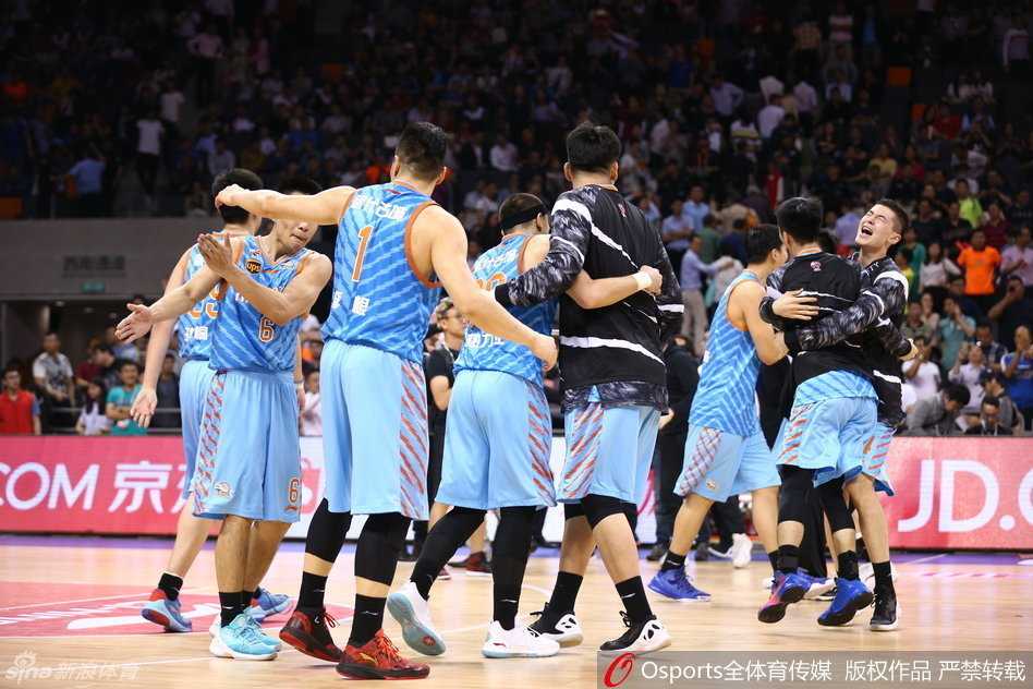 中国男篮新星周琦在对方严防下自信出手投篮，他本场贡献两双数据，用全面的表现证明了自己在内线的价值，是球队夺冠的重要拼图。