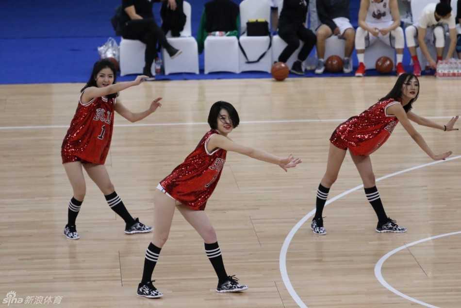 女孩突然变换风格，戴上可爱的发饰，对着镜头做出俏皮的表情，展现出她除了运动之外，偶尔也会有可爱的二次元一面。