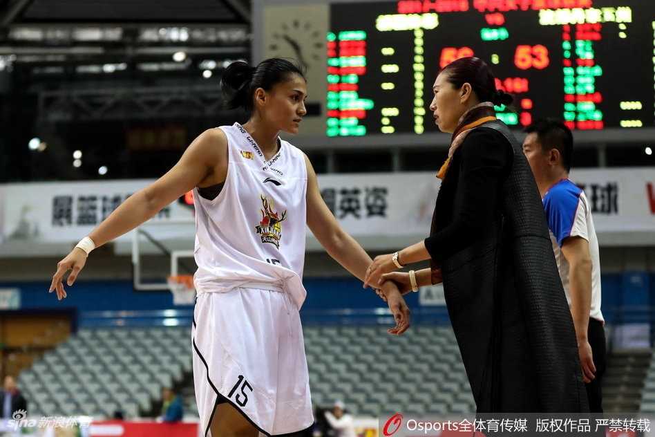 赛后新疆女篮队员击掌相庆，脸上的汗水与笑容交织，胜利的喜悦感染着每一个人