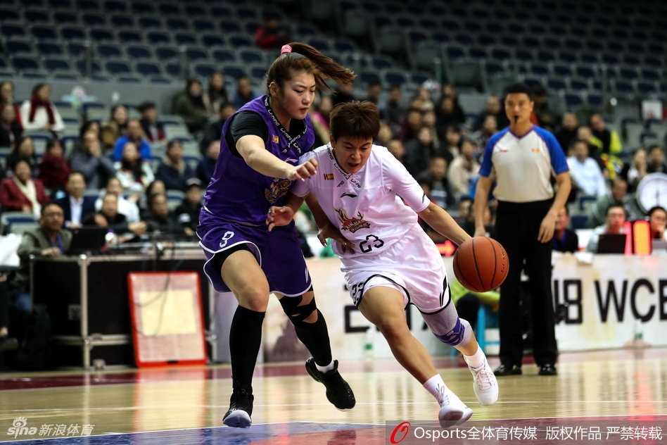 崔洪杨外线三分出手，篮球划过一道美丽弧线，精准钻入篮网瞬间点燃全场