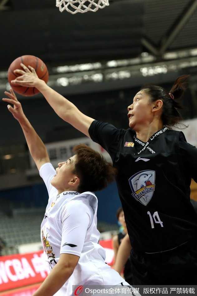 天山玫瑰绽放主场新疆女篮击退广东豪取七连胜 新疆女篮教练组在暂停时围成一圈布置战术,球员们专注聆听,教练的手势坚定而有力