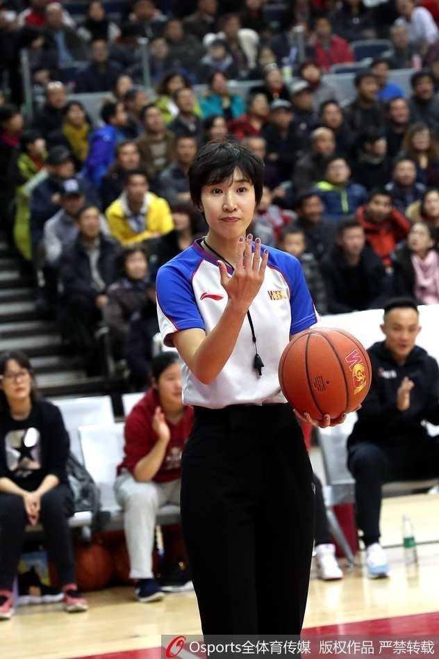 天山玫瑰绽放主场新疆女篮击退广东豪取七连胜 李月汝在篮下强打,用身体卡住防守球员后柔和勾手,虽然身材高大但技术动作十分细腻