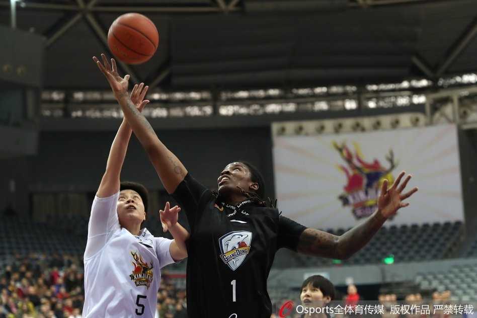 天山玫瑰绽放主场新疆女篮击退广东豪取七连胜 王丽丽持球强行突破,面对广东队两人包夹防守依然冷静寻找传球路线,眼神中充满杀气