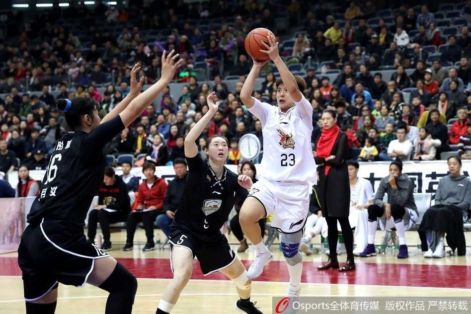 天山玫瑰绽放主场新疆女篮击退广东豪取七连胜 终场哨响,新疆女篮全体队员在中圈拥抱在一起庆祝这场来之不易的七连胜,笑容洋溢在每个人脸上