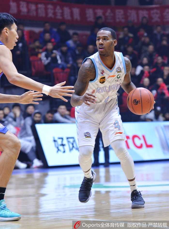 内线悍将俞长栋迎着防守人，用一记柔和的抛投将球送入篮网，展现细腻手感。