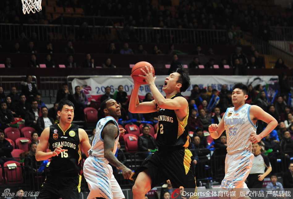 天山脚下三剑客围剿“丁神”,这轮季后赛燃爆了! 西热力江在底角觅得良机,手起刀落三分命中,他握拳怒吼,用最强势的表现回应着主场球迷的热情。