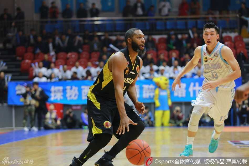 天山脚下三剑客围剿“丁神”,这轮季后赛燃爆了! 在一次拼抢中,丁彦雨航倒地后依然奋力护住皮球,展现出极强的求胜欲望,这种不顾一切的精神正是球迷喜爱他的原因。