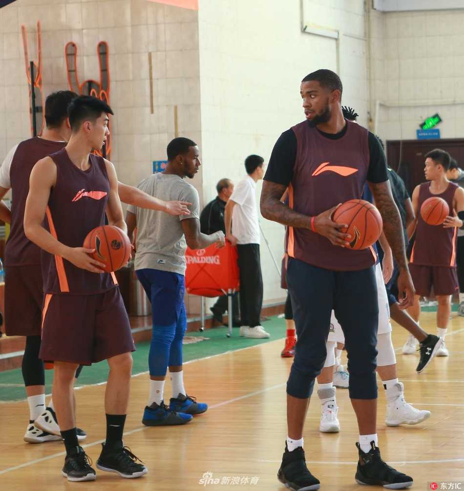 后场核心亚当斯持球快速推进，眼神如猎鹰般锐利，新赛季他将承担起串联全队与攻城拔寨的双重重任。