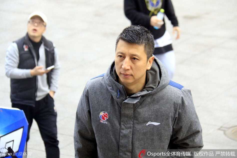  主教练郭士强神情严肃地站在场边，双手插兜注视着弟子们的每一个动作，他的目光如扫描仪般细致，不放过任何一处备战细节。