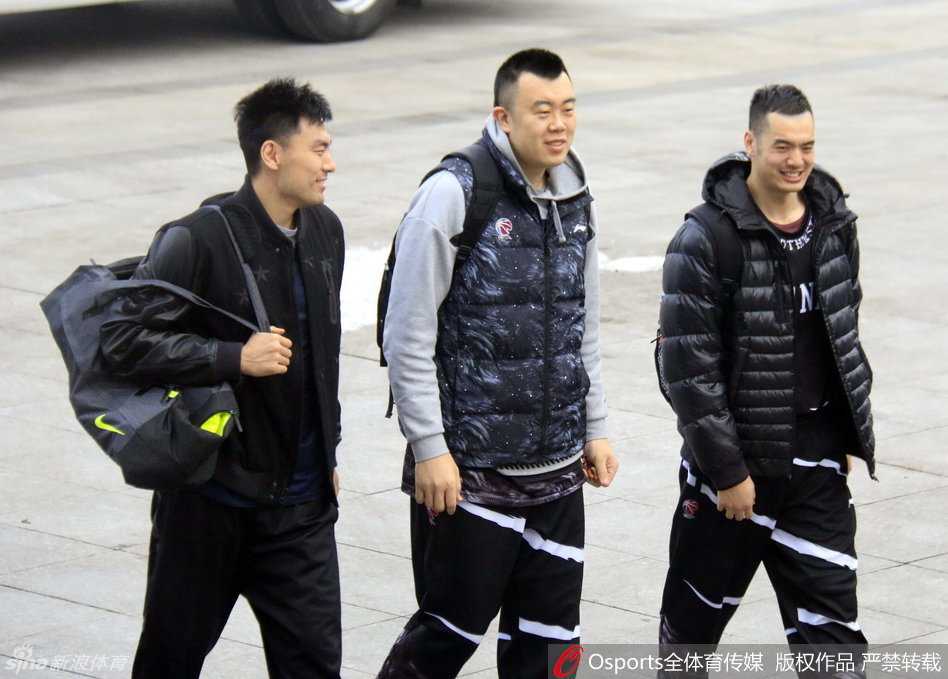  韩德君与李晓旭、廉明在训练场边谈笑风生，三人正在更换装备，大韩的笑容憨厚温暖，仿佛在说兄弟归来就是最大的底气。