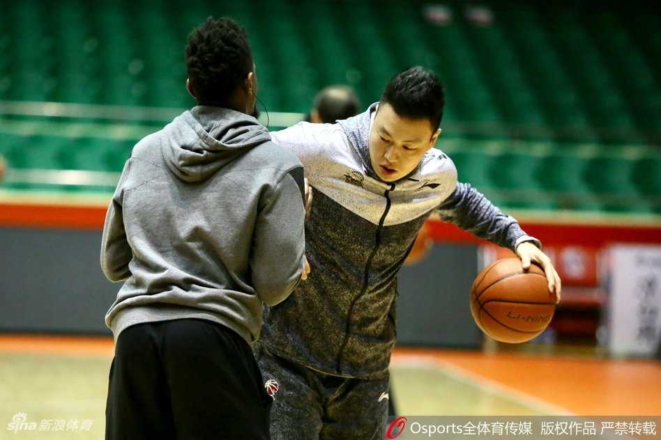 天山雄鹰蓄势待发:可兰白克领衔新疆男篮赛前冲刺,剑指泉城关键一役 在柔和灯光下,可兰白克·马坎目光如炬,高高隆起的胸肌线条仿佛盔甲,无声诉说着休赛期的苦练,他是这支球队最坚固的盾牌。