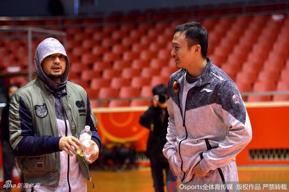 天山雄鹰蓄势待发:可兰白克领衔新疆男篮赛前冲刺,剑指泉城关键一役 汗水顺着可兰白克的脸颊滑落,在灯光下闪着微光,他嘴角上扬露出自信的微笑,那是一种历经无数硬仗洗礼后,对即将到来的战斗的坦然与渴望。