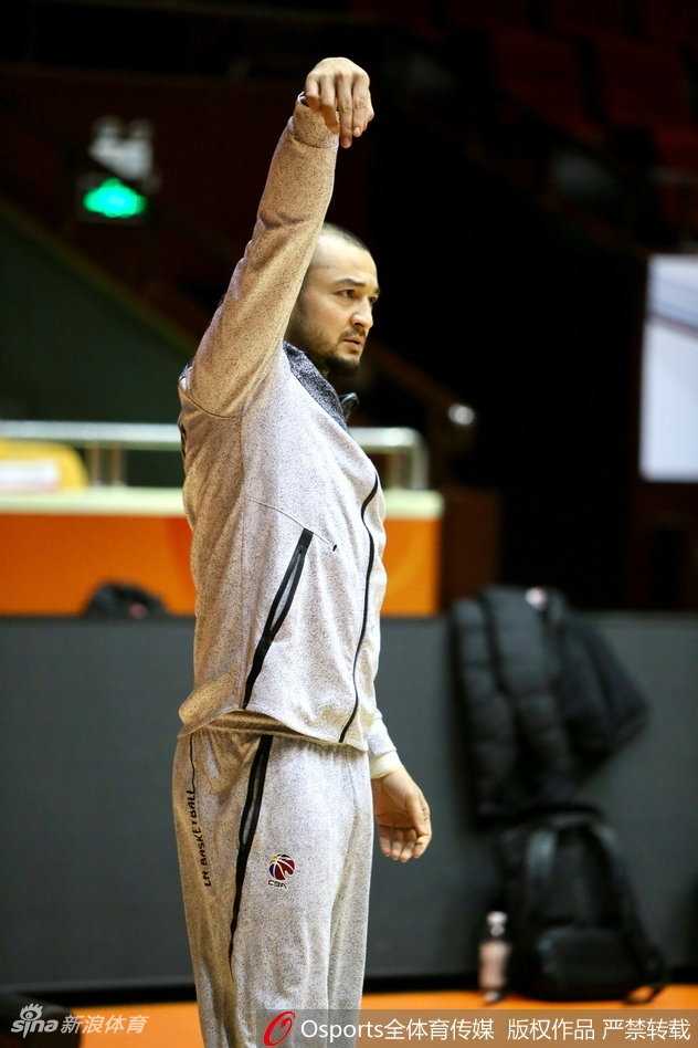 天山雄鹰蓄势待发:可兰白克领衔新疆男篮赛前冲刺,剑指泉城关键一役 可兰白克完成一次势大力沉的扣篮后,单手抓筐,身体在空中舒展成一张弓,肌肉线条在瞬间迸发出力量的美感,引得场边队友一片惊叹。