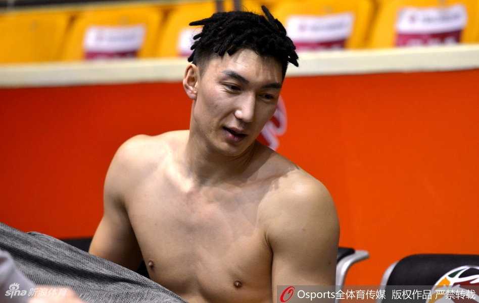 天山雄鹰蓄势待发:可兰白克领衔新疆男篮赛前冲刺,剑指泉城关键一役 训练场上,可兰白克在队友的防守下强行突破,身体对抗的瞬间肌肉紧绷,镜头定格了他充满斗志的面部表情,仿佛一头锁定猎物的雪域雄鹰。