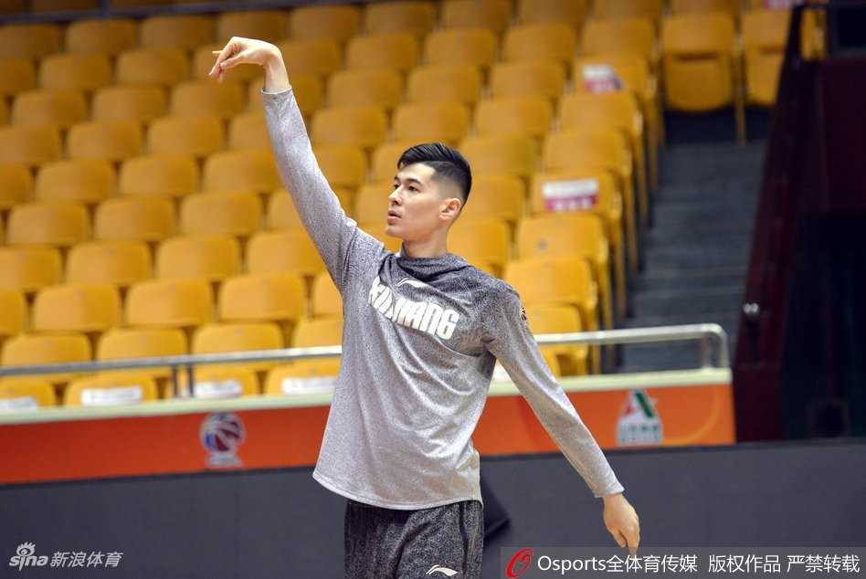 天山雄鹰蓄势待发:可兰白克领衔新疆男篮赛前冲刺,剑指泉城关键一役 新疆队员围成圆圈,手臂搭着肩膀,可兰白克在中心挥舞着手臂激情训话,团队的凝聚力在这一刻如同火焰般炽热,足以融化客场的冰冷地板。