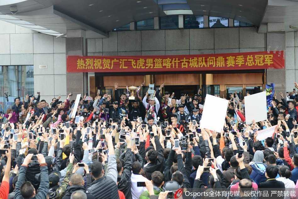 在一片蓝色的球迷海洋中，李根伸出手指指向天空，他的脸上写满了霸气与自豪，作为CBA历史上第一位在不同球队夺冠的国内球员，他在新疆再次证明了自己的价值。