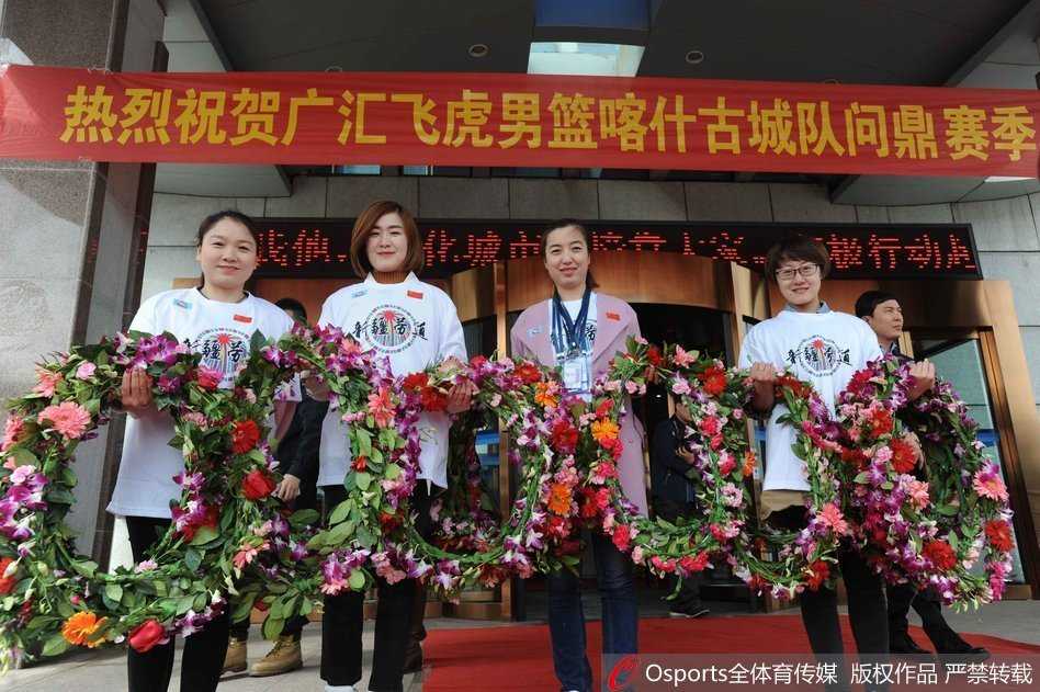 球队投资人孙广信紧紧抱起总决赛MVP亚当斯，两人脸上洋溢着梦想成真的喜悦，身后的队友和教练组成员也都被这温情而激动的一幕所感染。