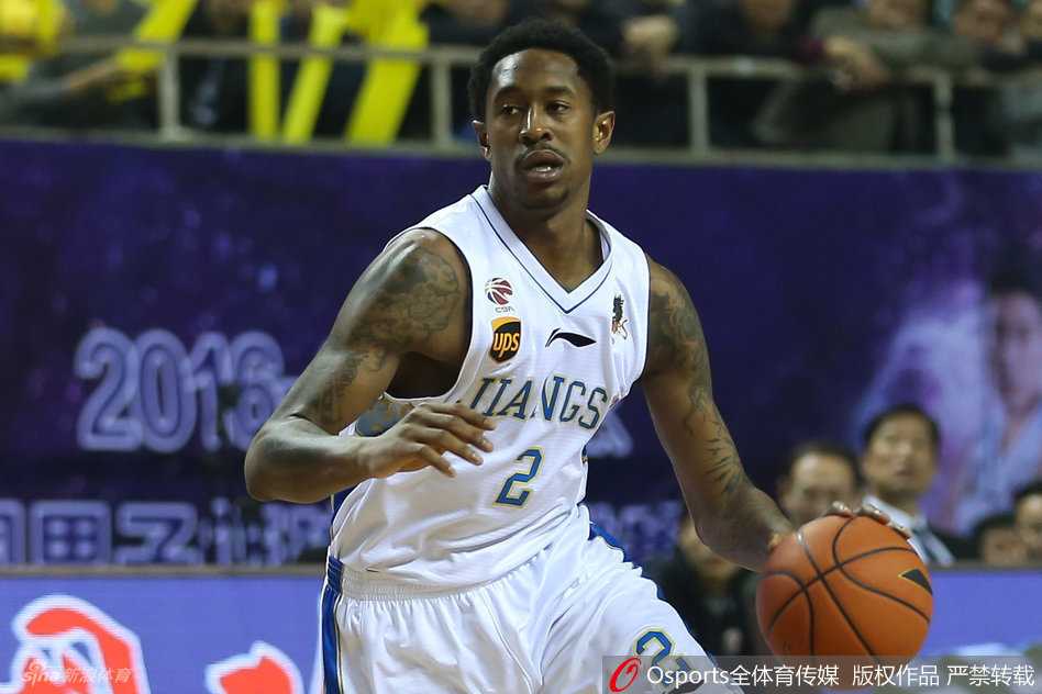 天山飞虎啸终章:新疆男篮十年磨一剑的冠军之路 马尚-布鲁克斯运球快速推进,眼神锐利地观察着队友的跑位,准备随时发动致命一击。