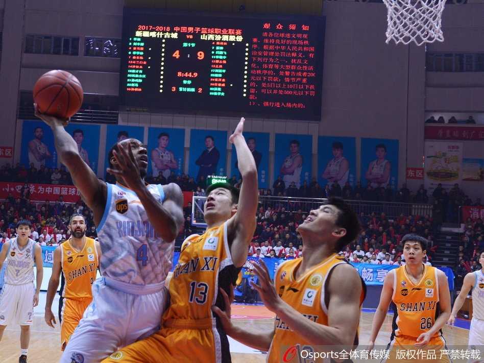 李根在三分线外果断出手，皮球应声入网，他紧握拳头，霸气怒吼，将红山体育馆的气氛推向最高潮