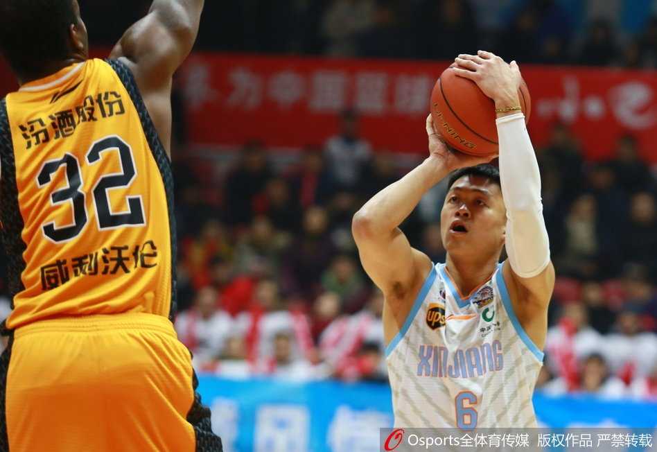 裁判哨响瞬间，多名球员同时扑向滚地球，人仰马翻，拼抢的激烈程度仿佛总决赛一般令人窒息