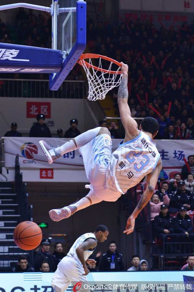 西热力江像一堵墙般死死卡住斯科拉的背身单打，两人肌肉碰撞，力量与意志的较量在篮下无声进行