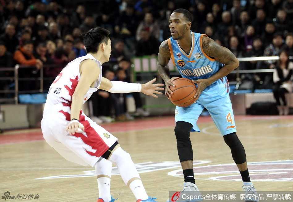 天山飞虎的冠军印记:新疆男篮2017年巅峰时刻 灵活的死神可兰白克,如一把尖刀般犀利地切入防线,身体在空中舒展,指尖轻柔地将球送向篮筐,留下一道坚韧的弧线。