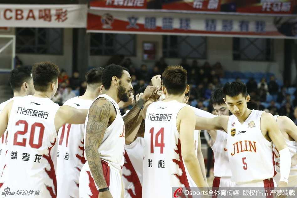 天山飞虎的冠军印记:新疆男篮2017年巅峰时刻 在混战中拼尽全力,虽然皮球最终滚出界外,但那股永不放弃、鱼跃争球的拼搏精神,已经深深烙印在每一个观众心中。