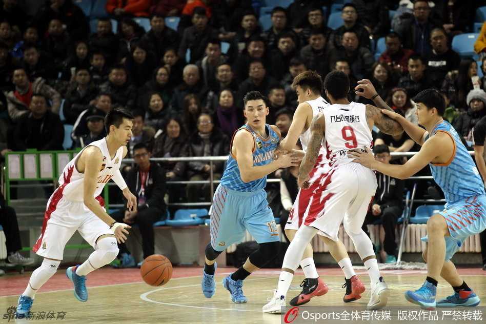 天山飞虎的冠军印记:新疆男篮2017年巅峰时刻 面对铜墙铁壁的防守,周琦用不属于这个高度的灵动运球,大步流星地杀向内线,如同轻盈的鹤鸟掠过湖面,直捣黄龙。