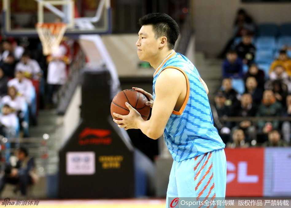 天山飞虎的冠军印记:新疆男篮2017年巅峰时刻 拥有勒布朗般强悍身体的李根,正背身单打对手,肌肉碰撞的瞬间仿佛能听见赛场上的怒吼,这是属于他的强硬时刻。