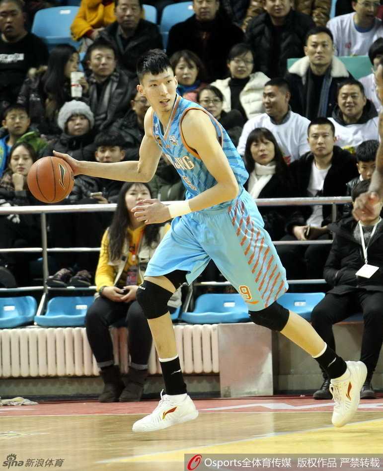 天山飞虎的冠军印记:新疆男篮2017年巅峰时刻 眼神坚定的天山飞虎指挥官,运球穿越赛场,每一次指尖的拨动都像是在指挥一场决定胜负的交响乐。