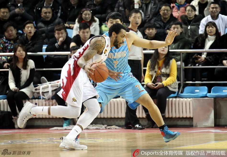 天山飞虎的冠军印记:新疆男篮2017年巅峰时刻 布莱切化身禁区巨无霸,旱地拔葱,双手将球砸进篮筐,整个篮架都在为这雷霆万钧的一击而震颤。