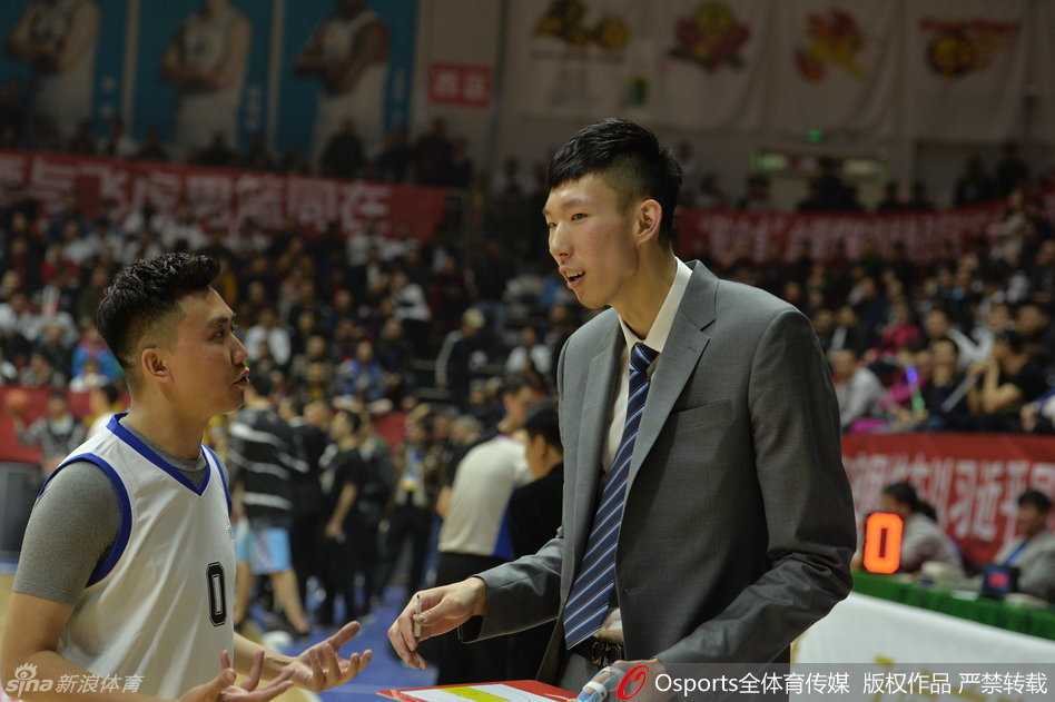 天山飞虎终圆梦,新疆男篮首冠背后的热血与荣光 总决赛上,周琦眼神坚毅,即便手指缠着厚厚的护具,依然在内线筑起一道无法逾越的屏障,用一次次奋不顾身的拼抢诠释着年轻无畏的斗志。