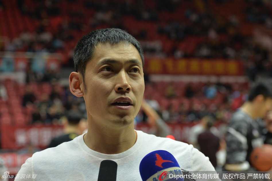 天山飞虎终圆梦,新疆男篮首冠背后的热血与荣光 西热力江在场上永远是最富激情的那个,他张开双臂,用密不透风的防守一次次撕咬对手,用新疆“儿子娃娃”特有的血性与强硬,捍卫着球队的荣耀。