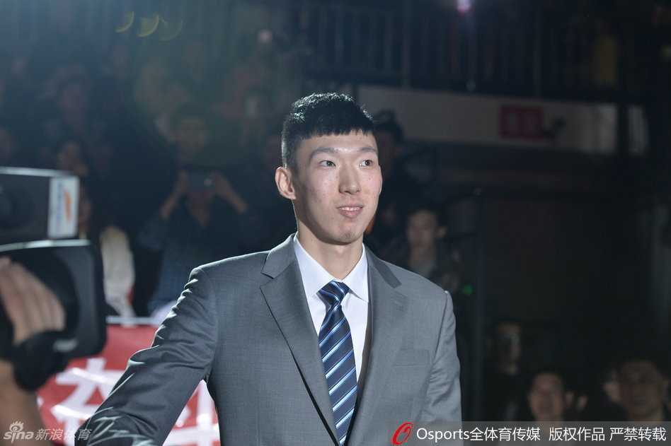 天山飞虎终圆梦,新疆男篮首冠背后的热血与荣光 曾经的“张三疯”张庆鹏身披新疆队战袍,在进攻端依然犀利无比,他用精准的跳投和风驰电掣的突破,为球队的替补席注入了无穷的活力与激情。