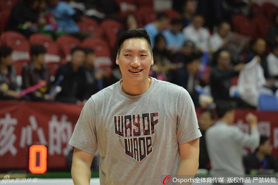 天山飞虎终圆梦,新疆男篮首冠背后的热血与荣光 场边的啦啦队姑娘们笑容灿烂,她们与冠军奖杯合影留念,青春洋溢的笑脸与闪耀的金杯交相辉映,成为夺冠庆典上一道亮丽而欢快的风景线。