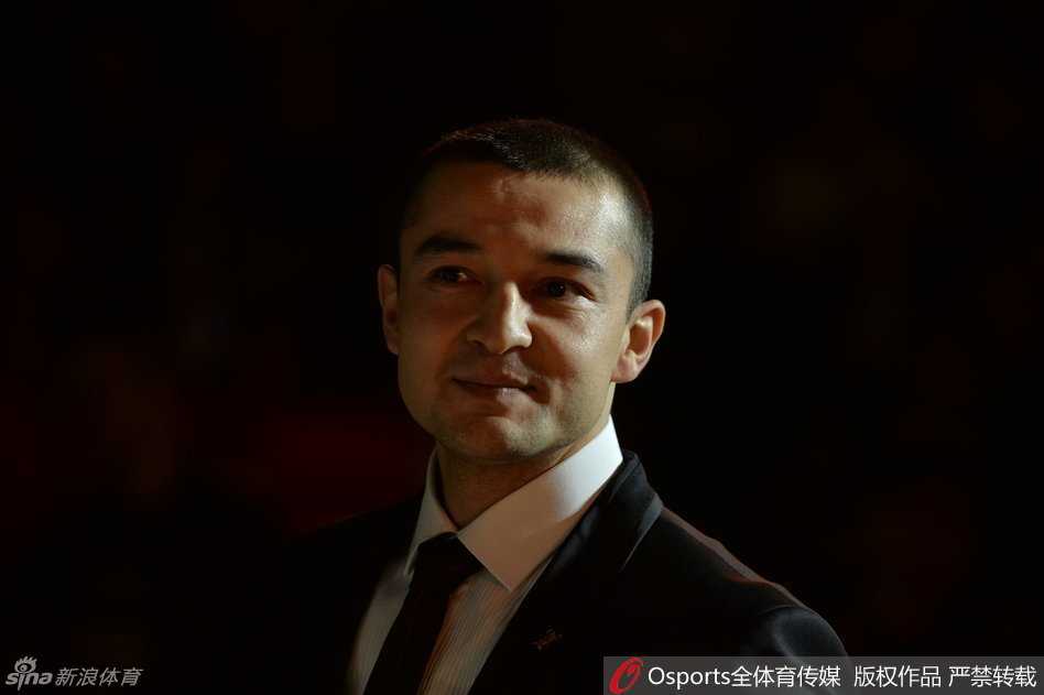 天山飞虎终圆梦,新疆男篮首冠背后的热血与荣光 德高望重的蒋兴权指导在庆典中被昔日弟子们簇拥,满头白发的他笑得像个孩子,这座迟来的总冠军,是对他为中国篮球鞠躬尽瘁、为新疆篮球奠定基石的最好致敬。