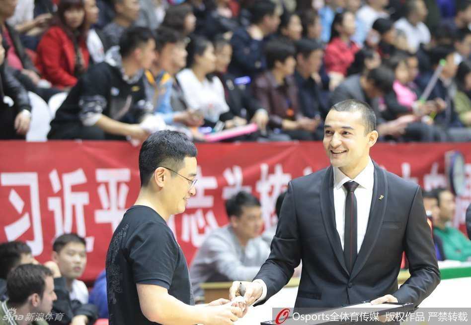 天山飞虎终圆梦,新疆男篮首冠背后的热血与荣光 昔日内线霸主唐正东与“大巴”巴特尔在庆典上重逢,两人相视而笑,紧紧相拥,岁月带走了他们的巅峰年华,却带不走那份为新疆篮球奋斗过的深厚战友情。