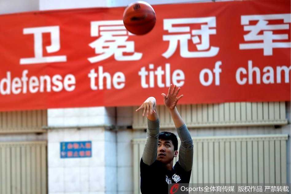 天山飞虎蓄势待发 红山脚下静候广厦 达柳斯·亚当斯运球飞速穿越球场,如同一道闪电划过,他的复出让新疆队的进攻火力瞬间提升了一个档次。