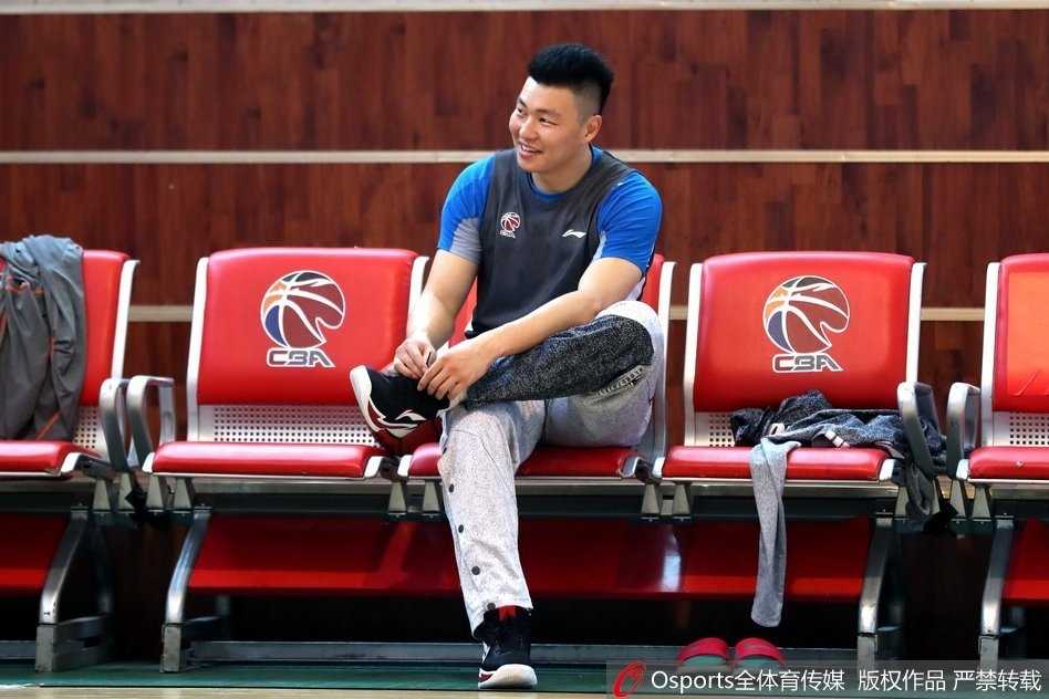 天山飞虎蓄势待发 红山脚下静候广厦 安德雷·布拉切在低位要球,他宽阔的背身如同铁塔一般,预示着对手内线将面临严峻考验。