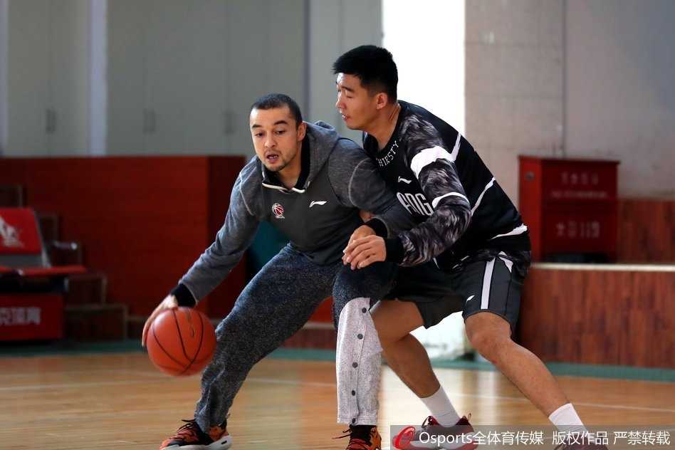 天山飞虎蓄势待发 红山脚下静候广厦 新疆队球员在教练组指导下进行战术跑位,每个人眼神专注,力求将每一个战术细节演练到位。