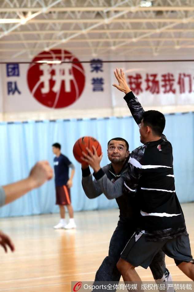 天山飞虎蓄势待发 红山脚下静候广厦 俞长栋在篮下卡位抢板,肌肉线条分明,他用一次次扎实的拼抢守护着球队的禁区。