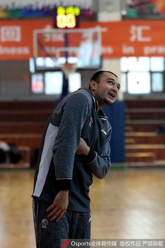 天山飞虎蓄势待发 红山脚下静候广厦 主教练李秋平双手抱胸,目光如炬地注视着场上的训练情况,他的沉着冷静是球队最坚强的后盾。