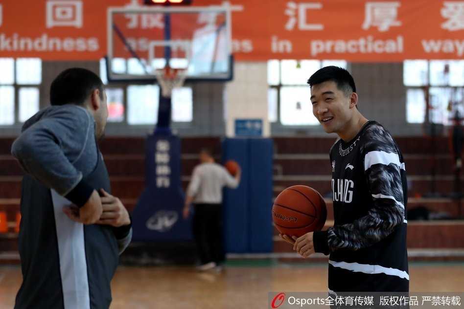 天山飞虎蓄势待发 红山脚下静候广厦 训练结束后,可兰白克-马坎加练三分球,皮球划过一道完美的弧线空心入网,仿佛预示着明晚战斗的胜利。