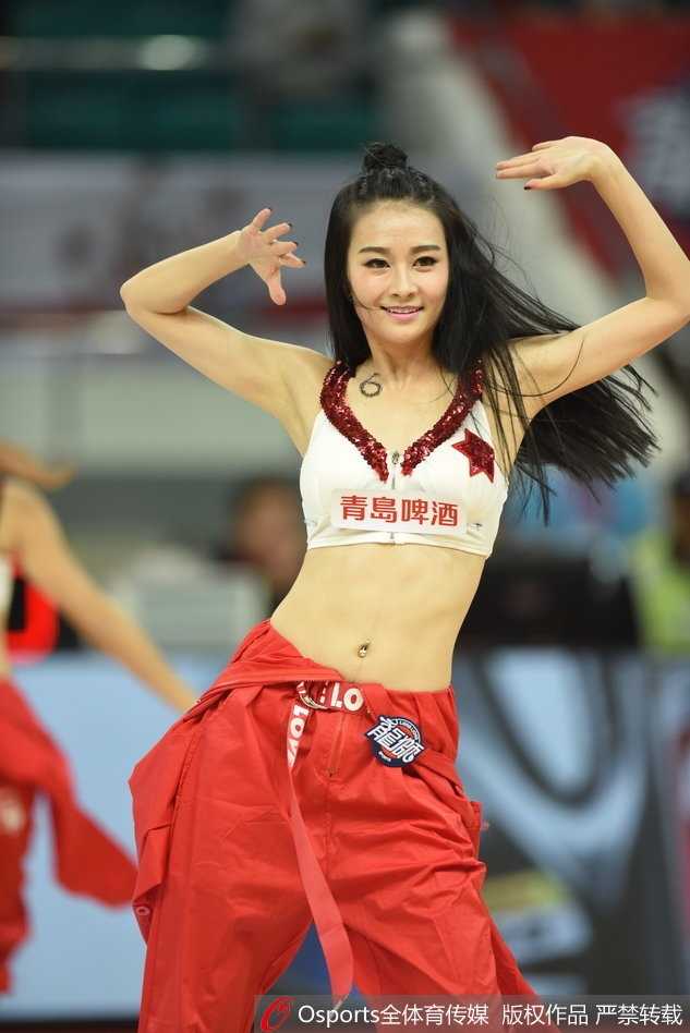 天河体育馆的冬日热浪:广州龙狮激战新疆广汇,篮球宝贝舞动羊城 几位篮球宝贝排成一排,侧对镜头摆出酷飒的造型,她们紧致的马甲线和修长的腿部线条,展现了篮球宝贝这一职业背后的汗水与自律。