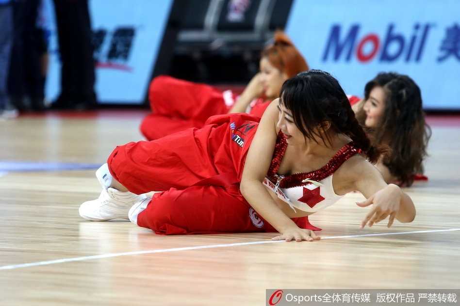 天河体育馆的冬日热浪:广州龙狮激战新疆广汇,篮球宝贝舞动羊城 广州龙狮队篮球宝贝们身着金蓝色短裙,在赛场中央整齐划一地跃起,她们的长发在空中划出优美的弧线,仿佛冬日里绽放的灿烂花火。