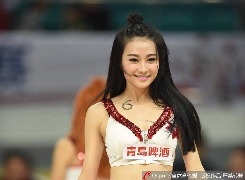 天河体育馆的冬日热浪:广州龙狮激战新疆广汇,篮球宝贝舞动羊城 镜头拉近,领舞的篮球宝贝露出自信迷人的微笑,她手中的花球随着动感的节拍飞舞,眼神中闪烁着与场上球员同样专注的光芒。