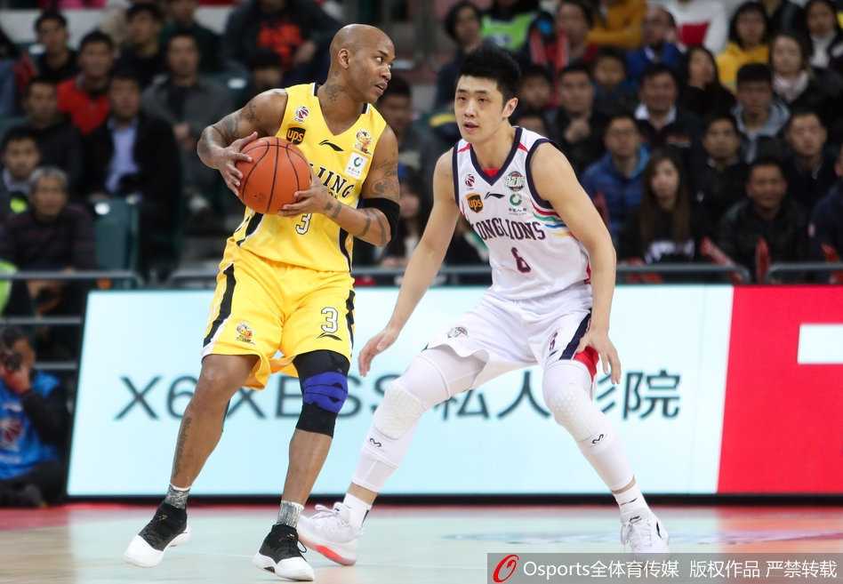 天河体育馆的飙分盛宴:弗格57分力压马布里47分,广州队主场击退北控 广州队外援凯尔-弗格在重围之中如蛟龙出海,高高跃起投出本场个人第57分,篮筐在他眼中如大海般宽广。