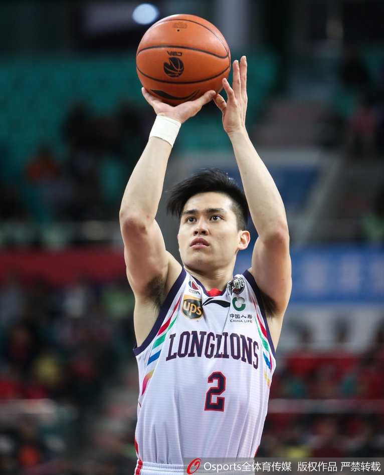 天河体育馆的飙分盛宴:弗格57分力压马布里47分,广州队主场击退北控 北控灵魂马布里此役虽拼尽全力轰下47分,但在一次突破中面对广州队三人合围,眼神中依旧透着永不言弃的斗志。