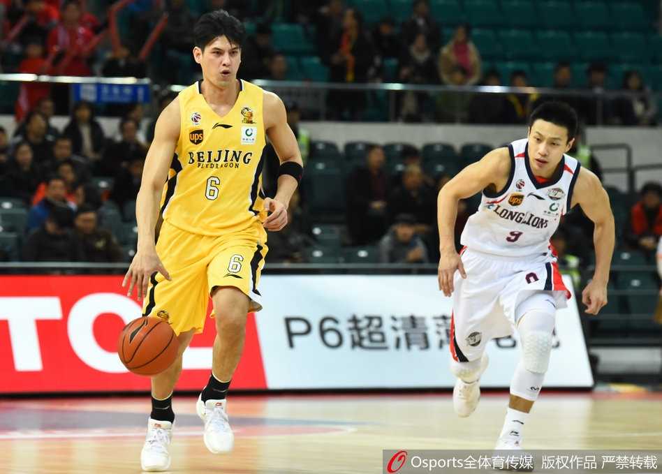 天河体育馆的飙分盛宴:弗格57分力压马布里47分,广州队主场击退北控 广州队悍将汉斯布鲁与北控内线王征在禁区展开肌肉碰撞的卡位战,地板似乎都在为这次强硬对抗而震颤。