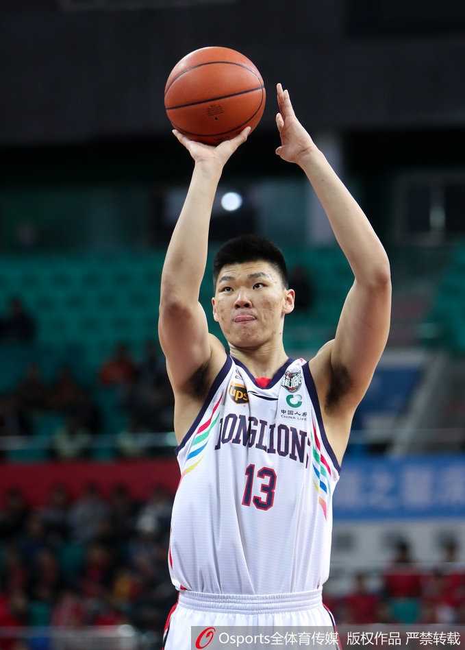 天河体育馆的飙分盛宴:弗格57分力压马布里47分,广州队主场击退北控 广州队年轻后卫陈盈骏面对马布里的防守毫无惧色,他快速变向后突破,象征着新生代力量的挑战。